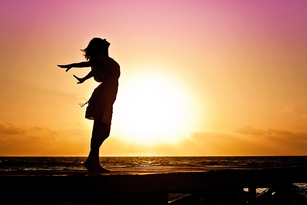 immagine di donna al tramonto